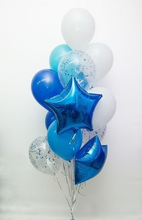 Каскад из латексных шаров с синими фольгированными звездами, наполненный гелием