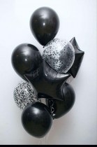 Каскад из латексных шаров с черными фольгированными звездами, наполненный гелием