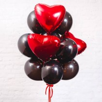Облако из 13 воздушных шаров: 9 круглых черных шаров и 4 фольгированных красных шаров в форме сердец, наполненных гелием.